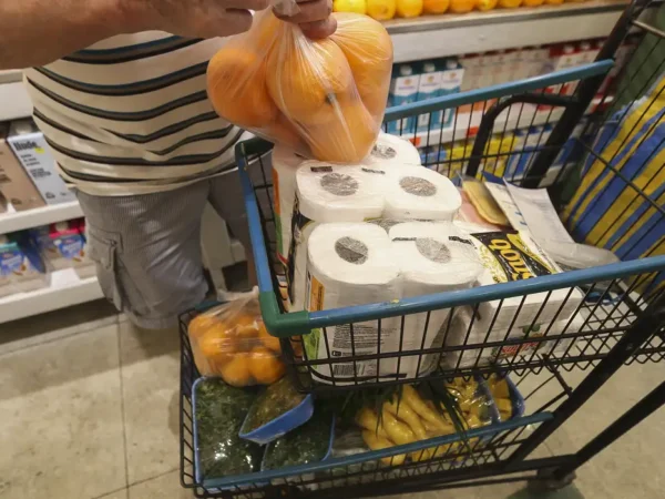 Inflação desacelera e fecha abril em 0,67%, pressionada por alimentos