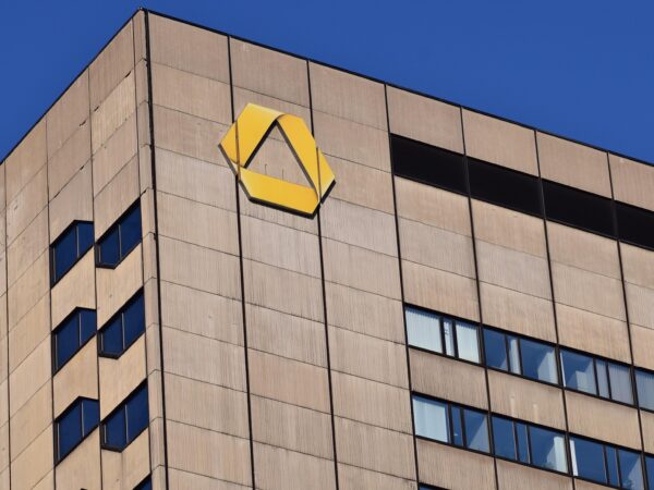 Commerzbank volta a pedir para que acionistas rejeitem proposta de aquisição pelo UniCredit