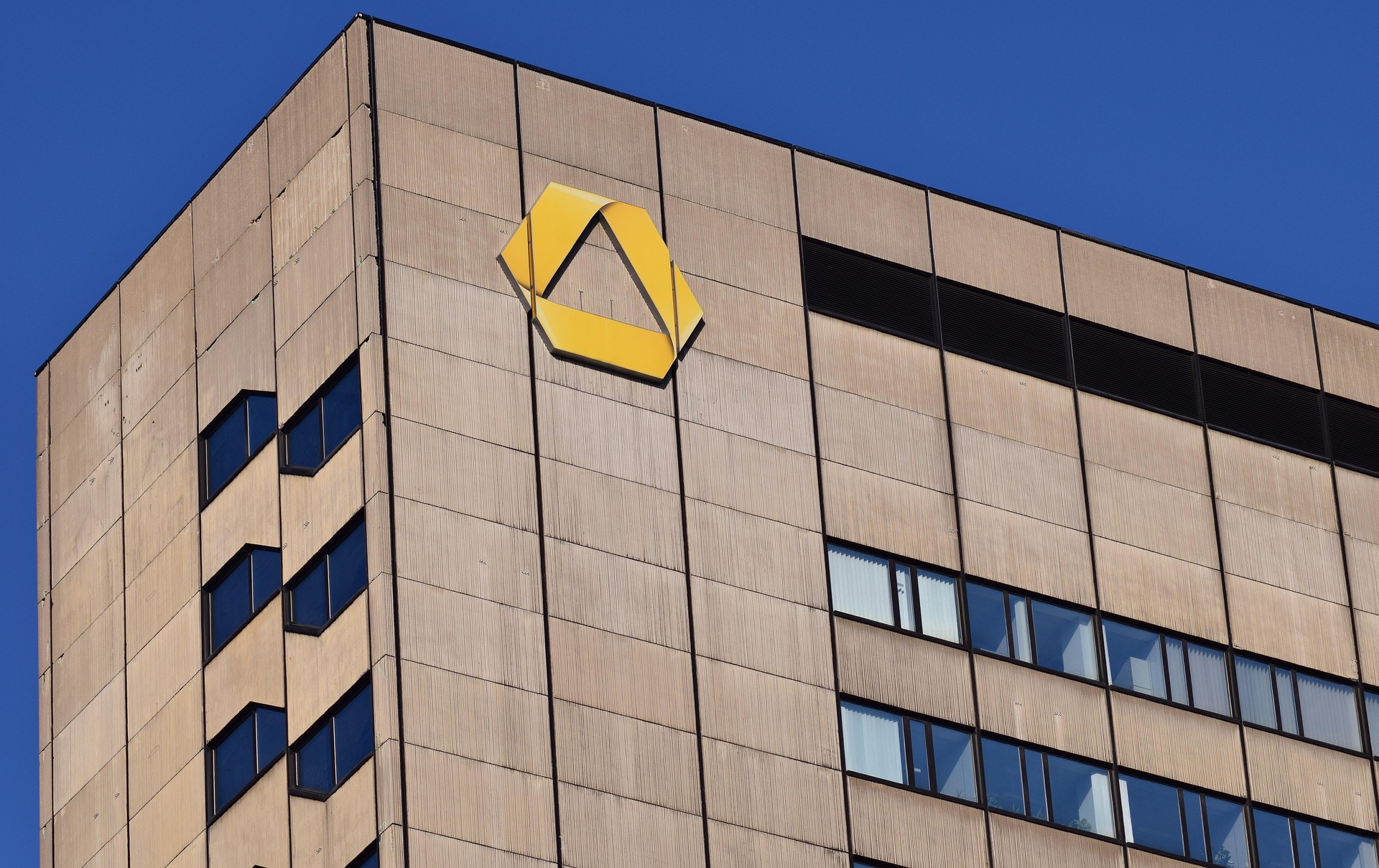 Commerzbank volta a pedir para que acionistas rejeitem proposta de aquisição pelo UniCredit