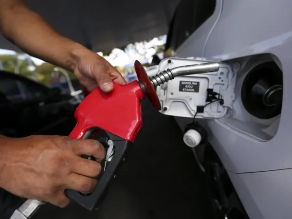Governo prevê aumento de etanol na gasolina de 30% para até 32%