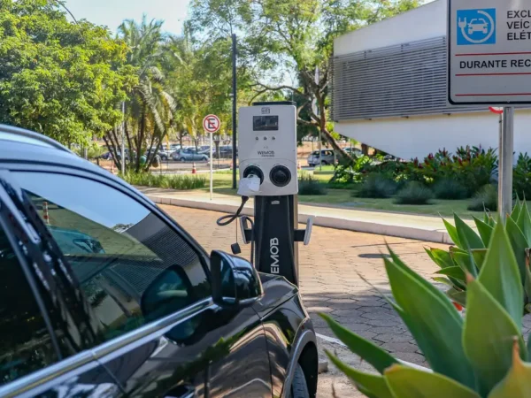 Governo mantém elevação de tarifas a carro elétrico e renova cota zero