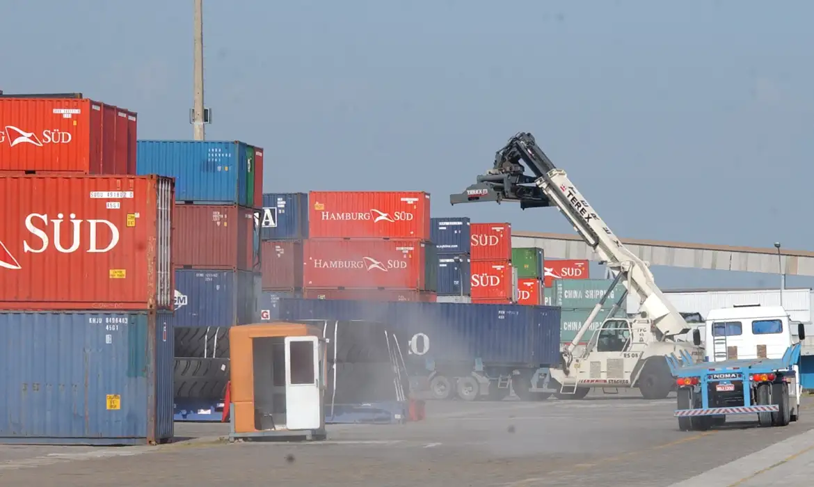 Seguro de crédito à exportação ganha espaço entre pequenas empresas e amplia acesso ao mercado externo 