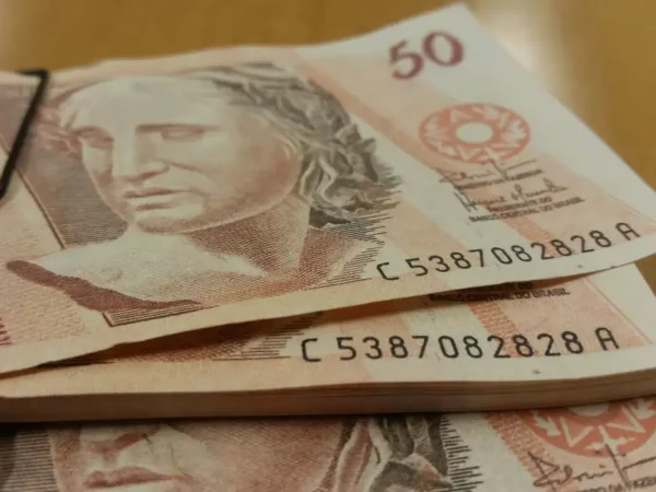 CNI estima déficit de R$ 55,3 bilhões em 2026 e reduz expectativa de queda da Selic
