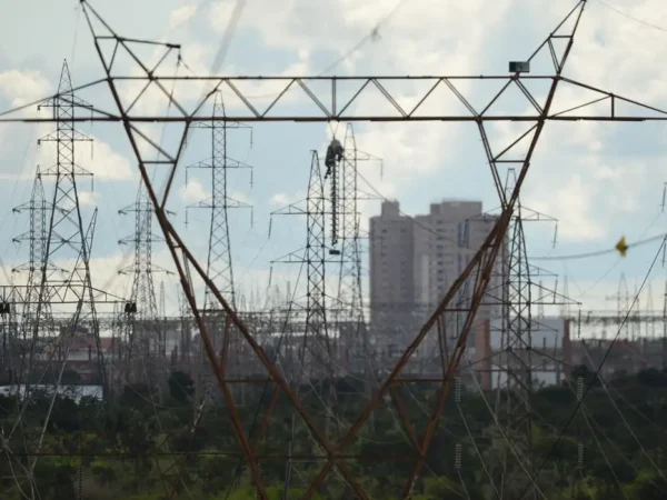 Crise entre comercializadoras de energia amplia rombo bilionário e acende alerta sobre o mercado livre