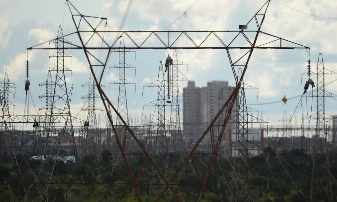 Crise entre comercializadoras de energia amplia rombo bilionário e acende alerta sobre o mercado livre