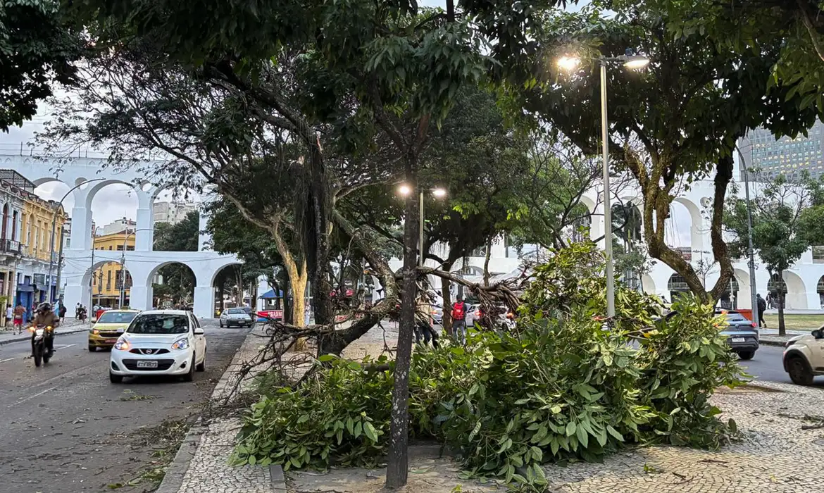 Ventania no Rio e em São Paulo amplia prejuízos para infraestrutura, comércio e logística 