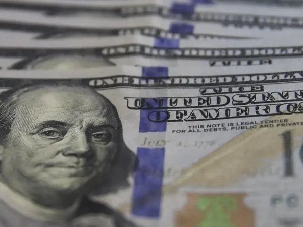 Dólar cai ao menor valor desde junho com alta do petróleo
