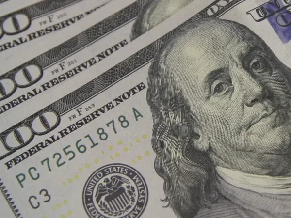 Dólar encosta em R$ 5,10 com tarifaço e tensão global
