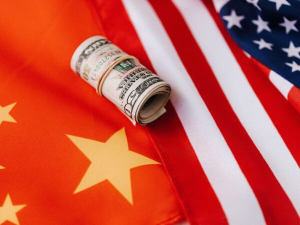 China pede que EUA eliminem tarifas unilaterais e critica nova alíquota de 12,5%