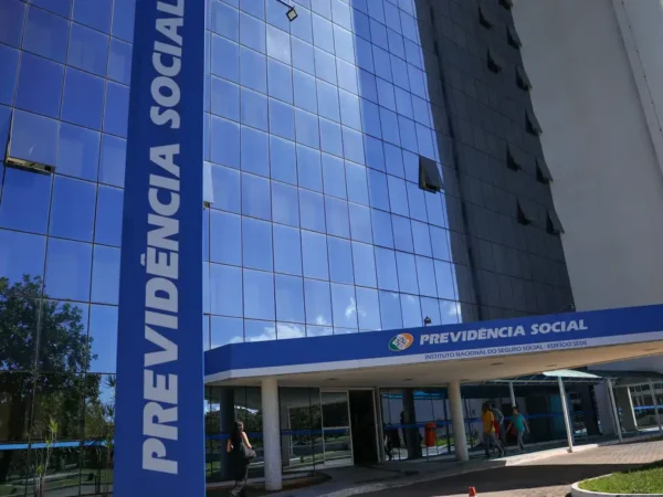 Previsão de gastos com INSS em 2027 é reduzida em R$ 5 bilhões