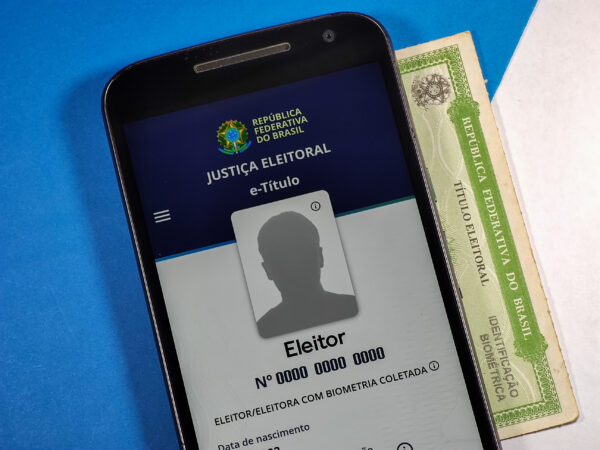 Antes do voto, olhe além da tela do celular