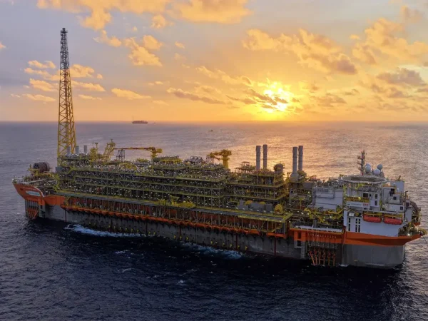 Navio-plataforma da Petrobras atinge produção máxima no pré-sal