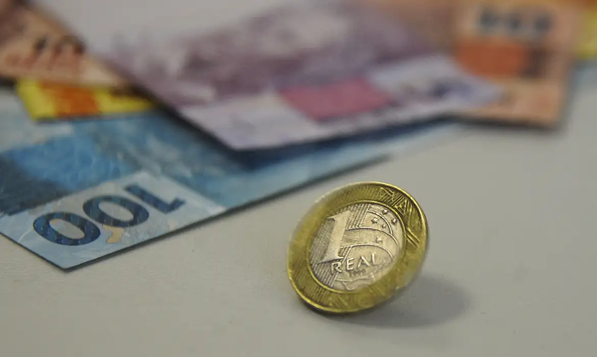 Taxas de juros caem com melhora de humor no exterior e pesquisa eleitoral