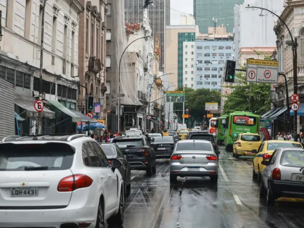 Adesivo político no carro pode afetar seguro? Entenda quando há risco para a cobertura
