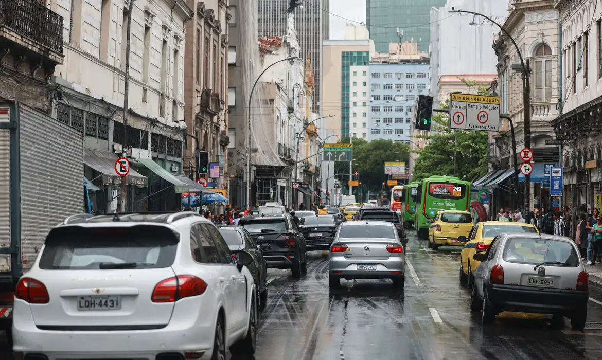 Adesivo político no carro pode afetar seguro? Entenda quando há risco para a cobertura