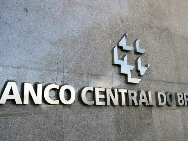 Mercado financeiro reduz previsão da inflação para 5% este ano