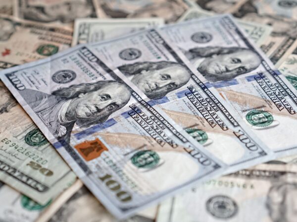Dólar aproxima-se de R$ 5,17, com notícias do exterior e eleições