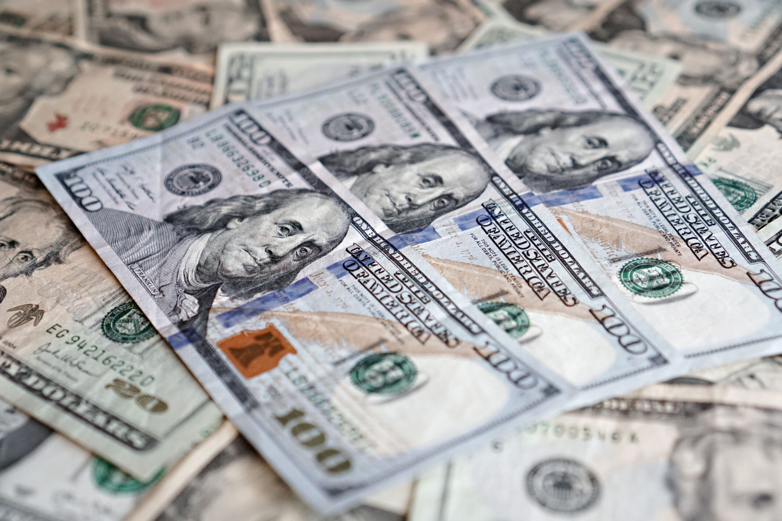 Dólar aproxima-se de R$ 5,17, com notícias do exterior e eleições