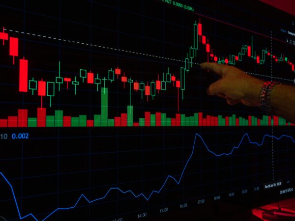 Ibovespa recua em dia de ajuste, de olho em exterior e eleição no Brasil