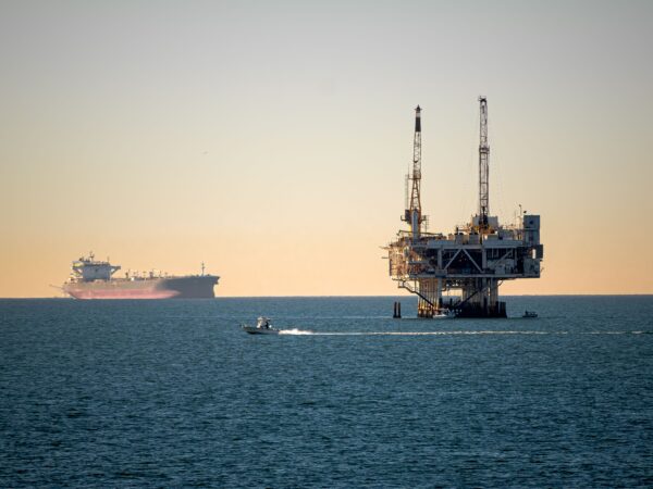 Petróleo fecha em alta com aumento das hostilidades no Oriente Médio e pausa no diálogo EUA-Irã