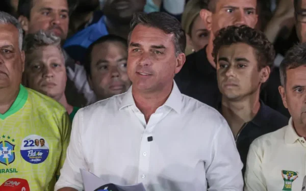 Valdemar diz não ter gostado de carta golpista de Flávio Bolsonaro, divulgada ao chegar nos EUA