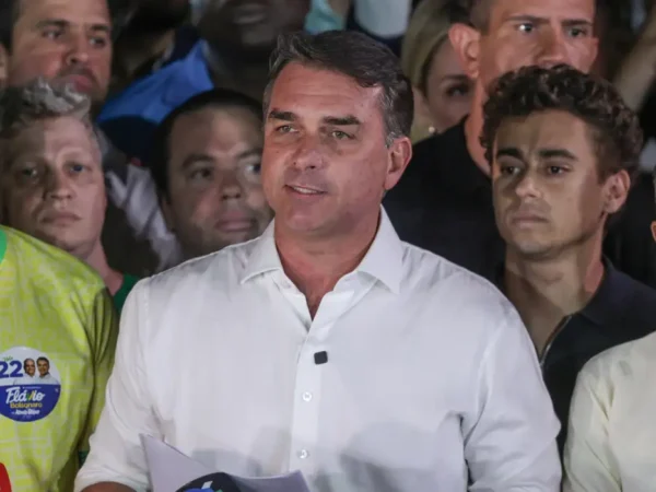 Valdemar diz não ter gostado de carta golpista de Flávio Bolsonaro, divulgada ao chegar nos EUA
