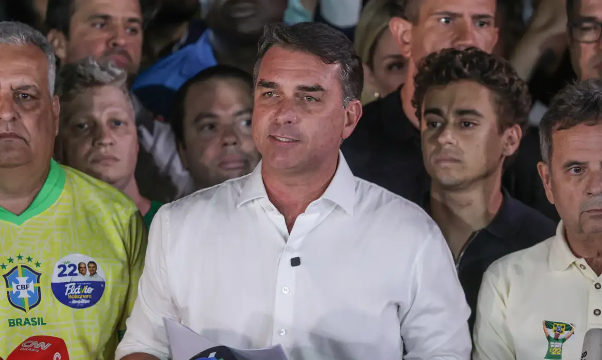 Valdemar diz não ter gostado de carta golpista de Flávio Bolsonaro, divulgada ao chegar nos EUA