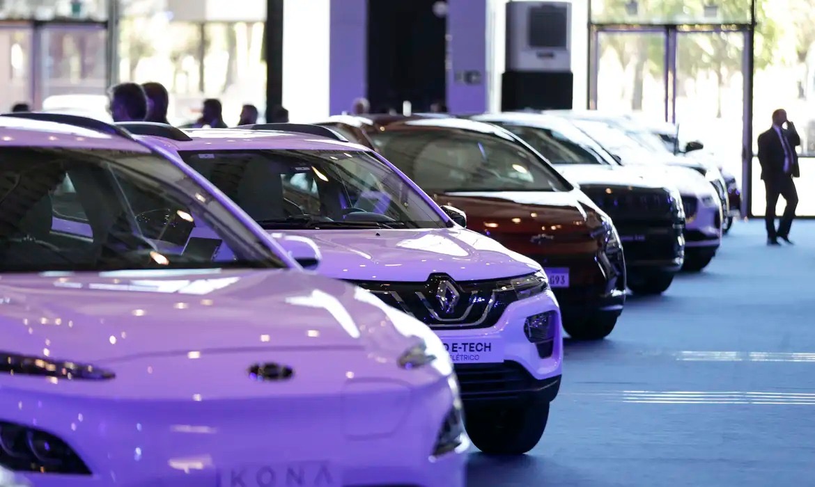 Pesquisa revela diferenças entre homens e mulheres na busca por seguro; 83% usam carro para trabalhar 