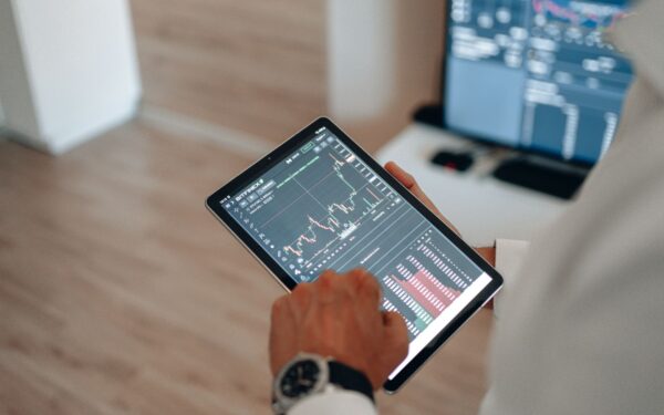 Tecnologia amplia acesso aos investimentos e mercado de capitais já movimenta R$ 8,7 trilhões no Brasil