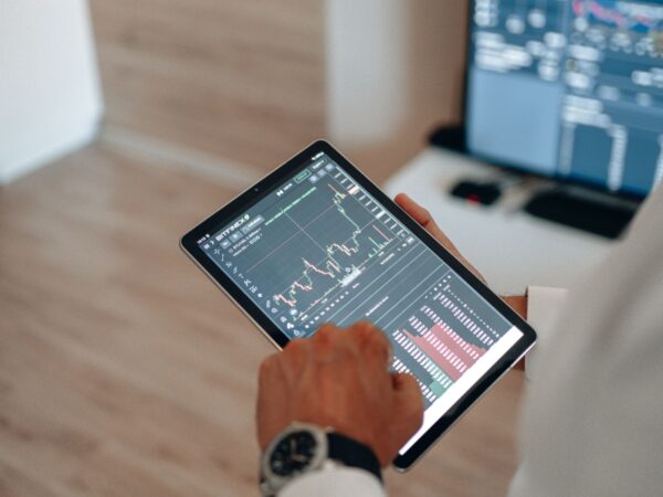 Tecnologia amplia acesso aos investimentos e mercado de capitais já movimenta R$ 8,7 trilhões no Brasil