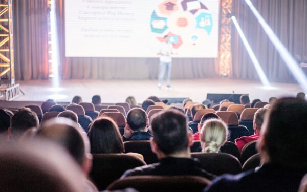 Eventos corporativos em 2027 devem priorizar experiências personalizadas, tecnologia e retorno financeiro