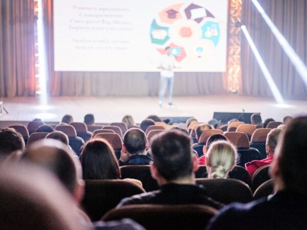 Eventos corporativos em 2027 devem priorizar experiências personalizadas, tecnologia e retorno financeiro