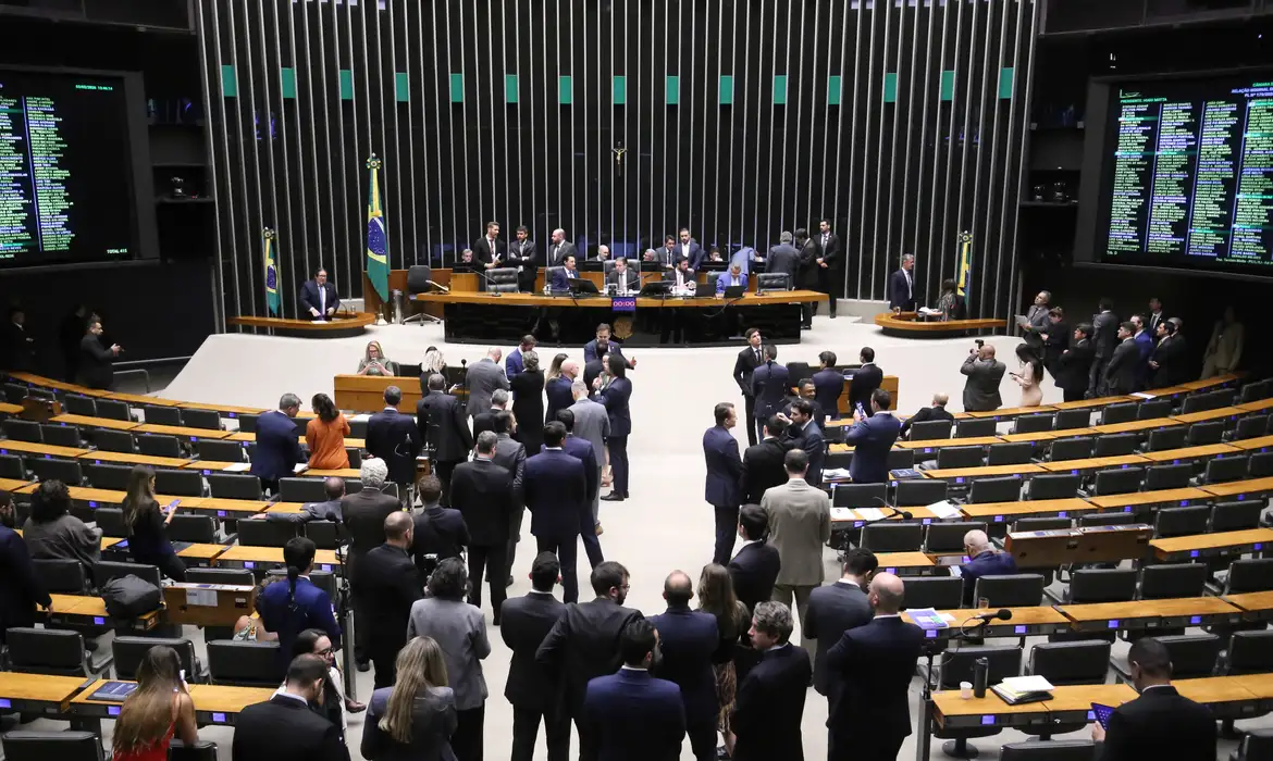 Cresce número de mulheres eleitas para o Congresso Nacional e renovação da Câmara federal chegou a 35%