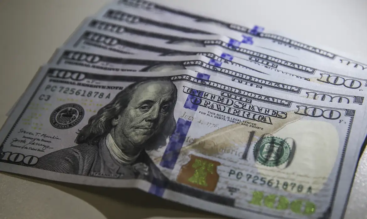Dólar volta a R$ 5 com ambiente externo e ajuste pós-eleitoral