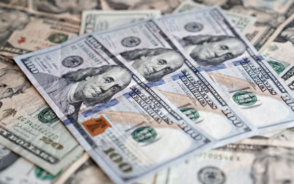 Dólar sobe 1,15% e fecha a R$ 5,09 em dia de cautela
