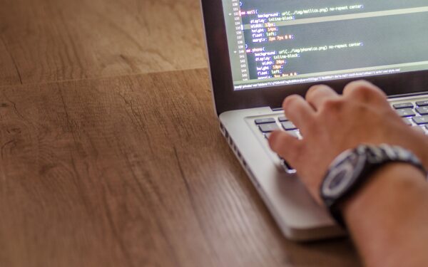 Países correm para corrigir vulnerabilidade descoberta por IA que afetou 70% dos sites globais