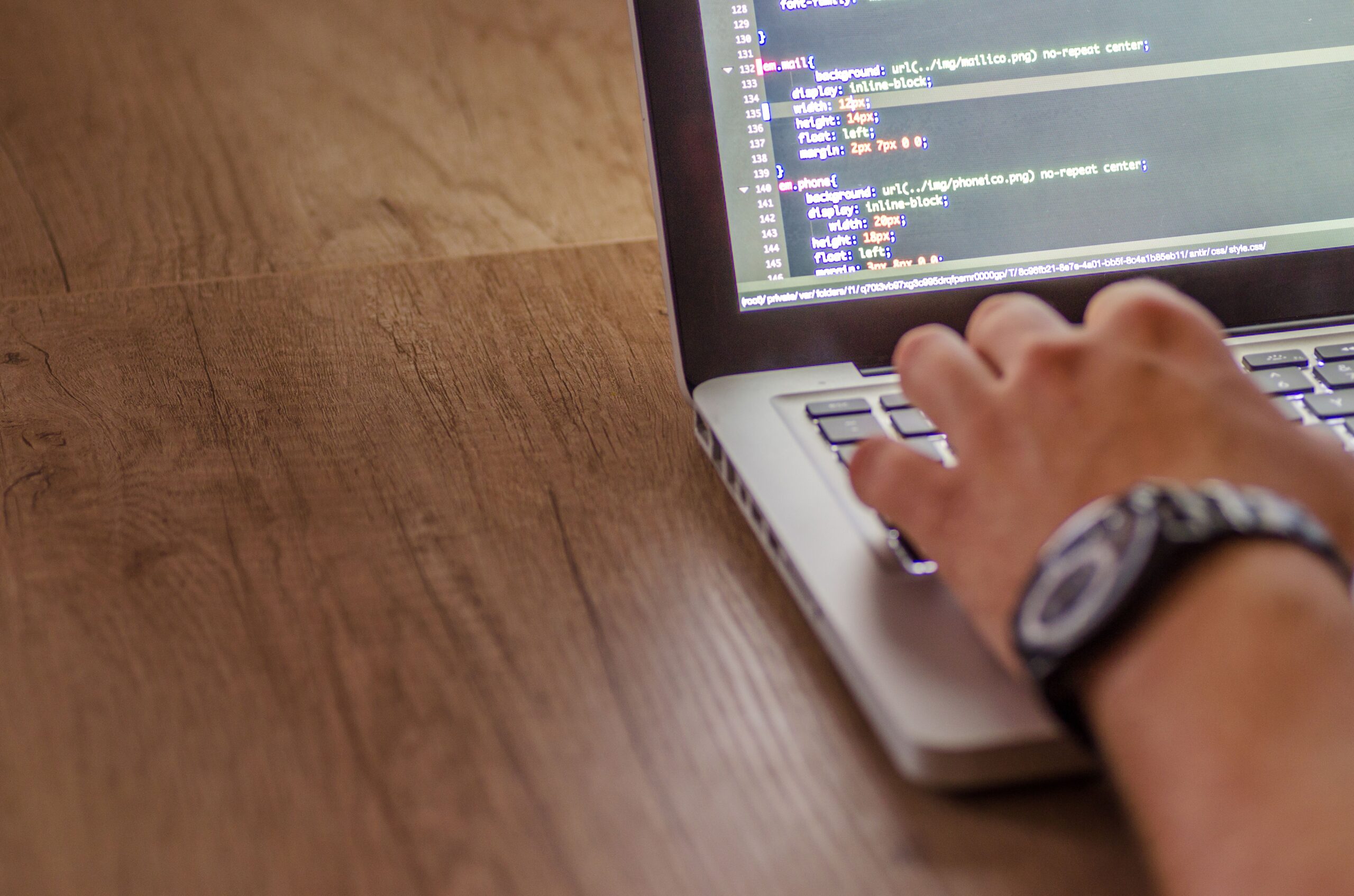 Países correm para corrigir vulnerabilidade descoberta por IA que afetou 70% dos sites globais