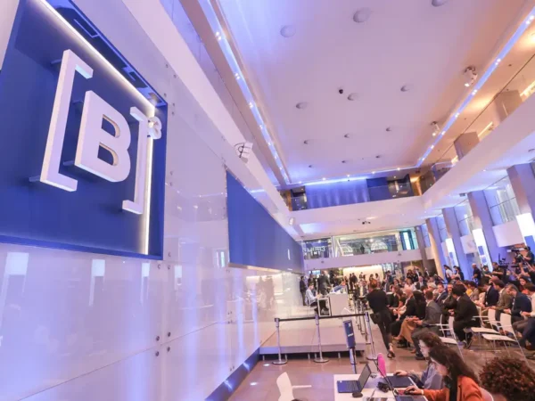 Ibovespa tem 2ª melhor marca após 1º turno com alívio externo e trade eleitoral